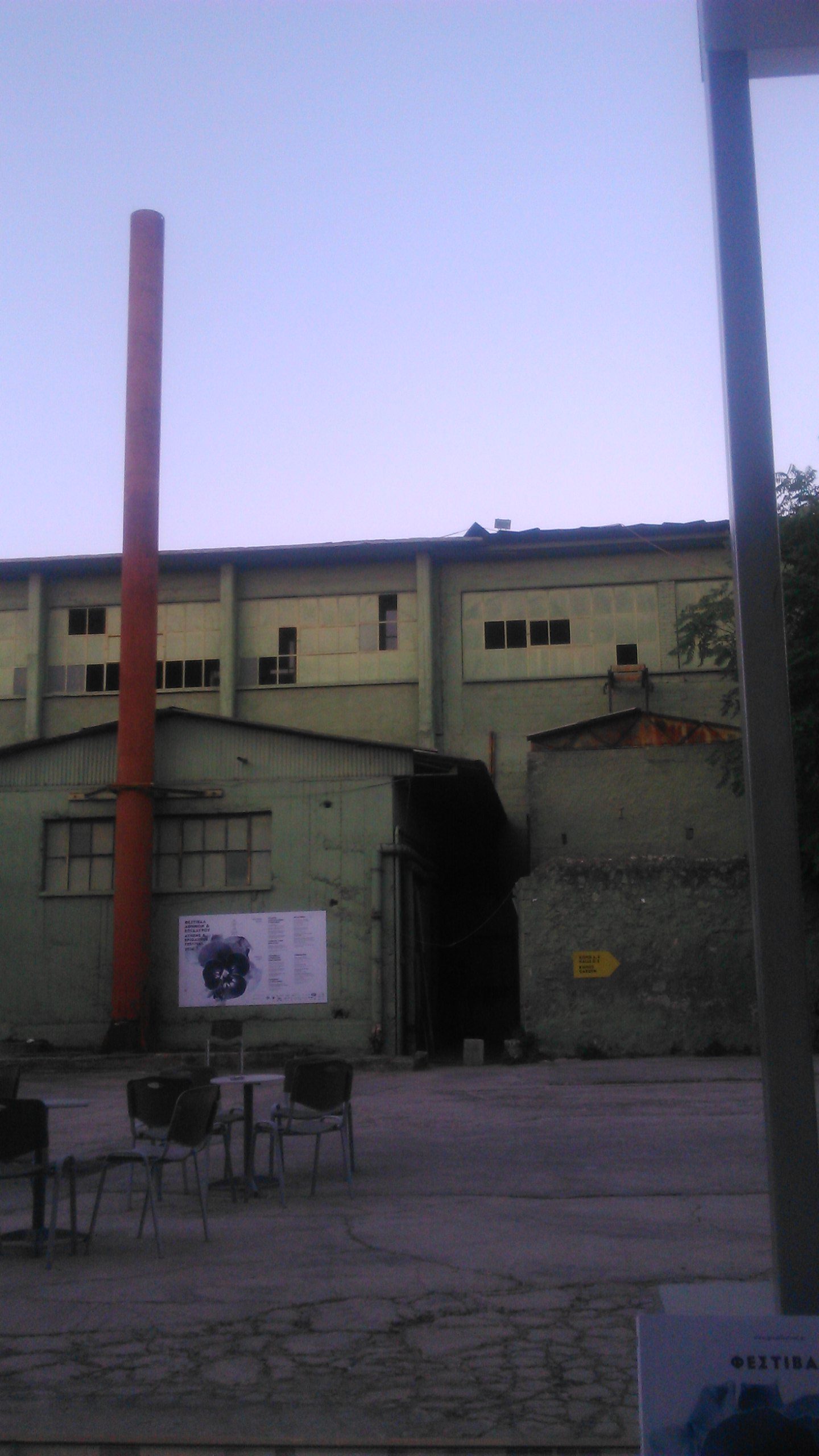 ImageΣκέψεις έξω από την πλατεία